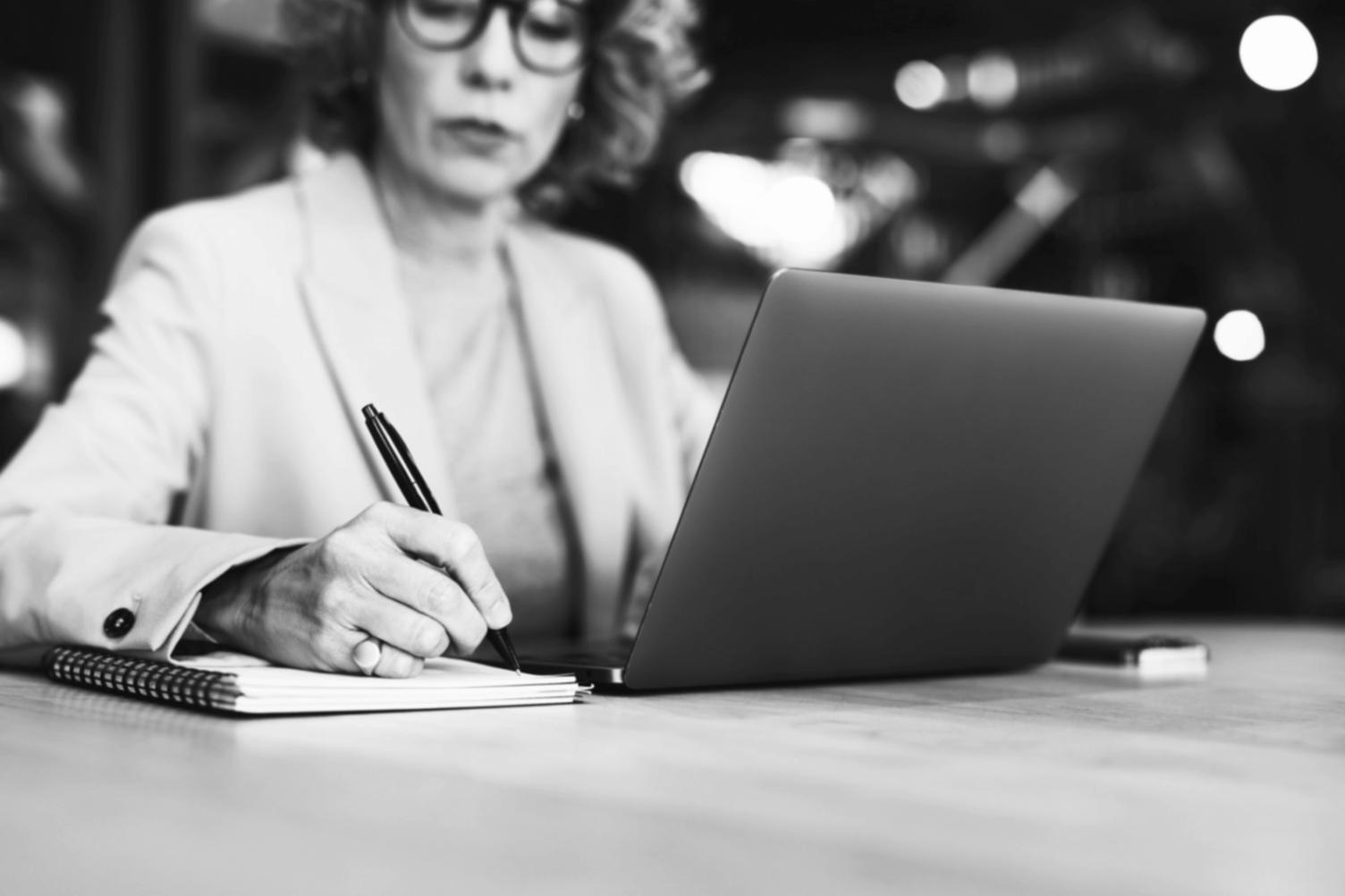 Teilnehmer diskutieren Strategien in einem interaktiven Online-Seminar